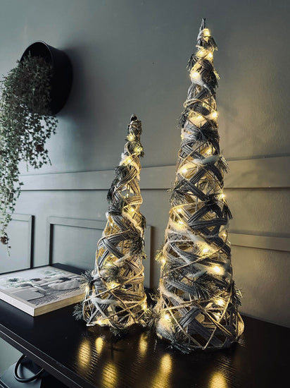 Kegle med LED lys og gran - H 60cm - VIAMAJA.DK