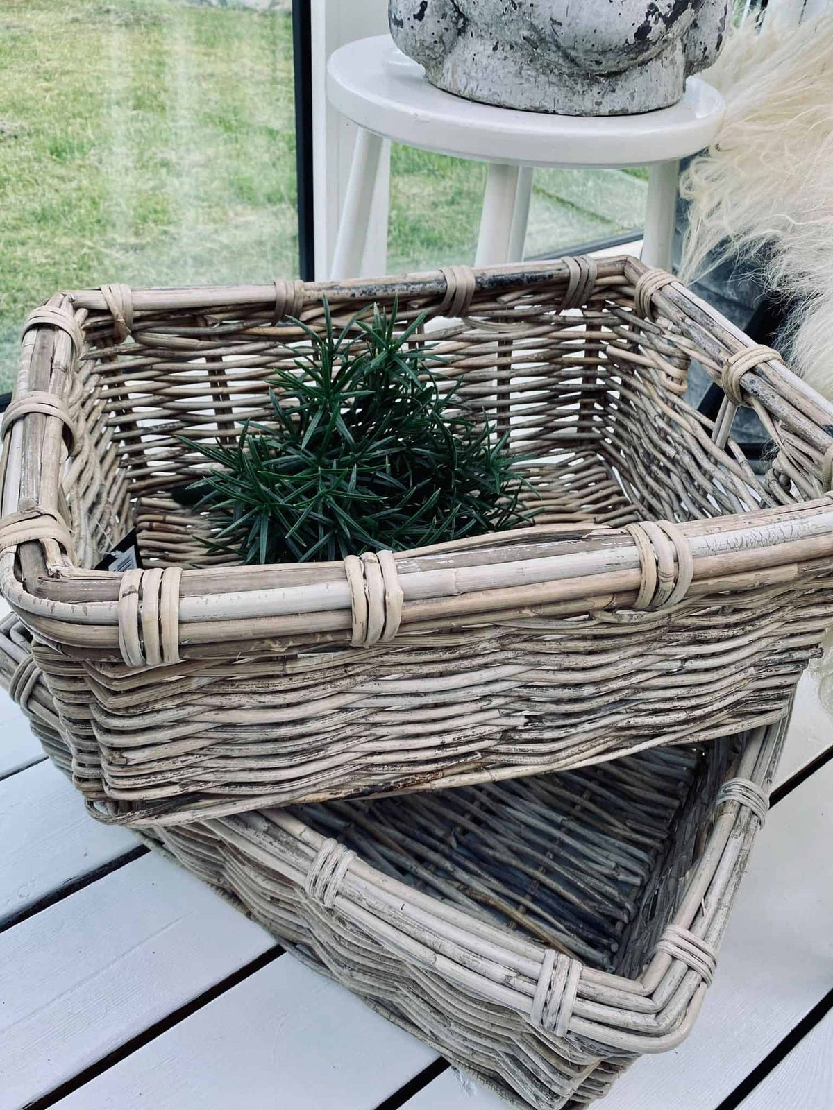 Kurv / kasse i kraftig rattan – Stor - VIAMAJA.DK