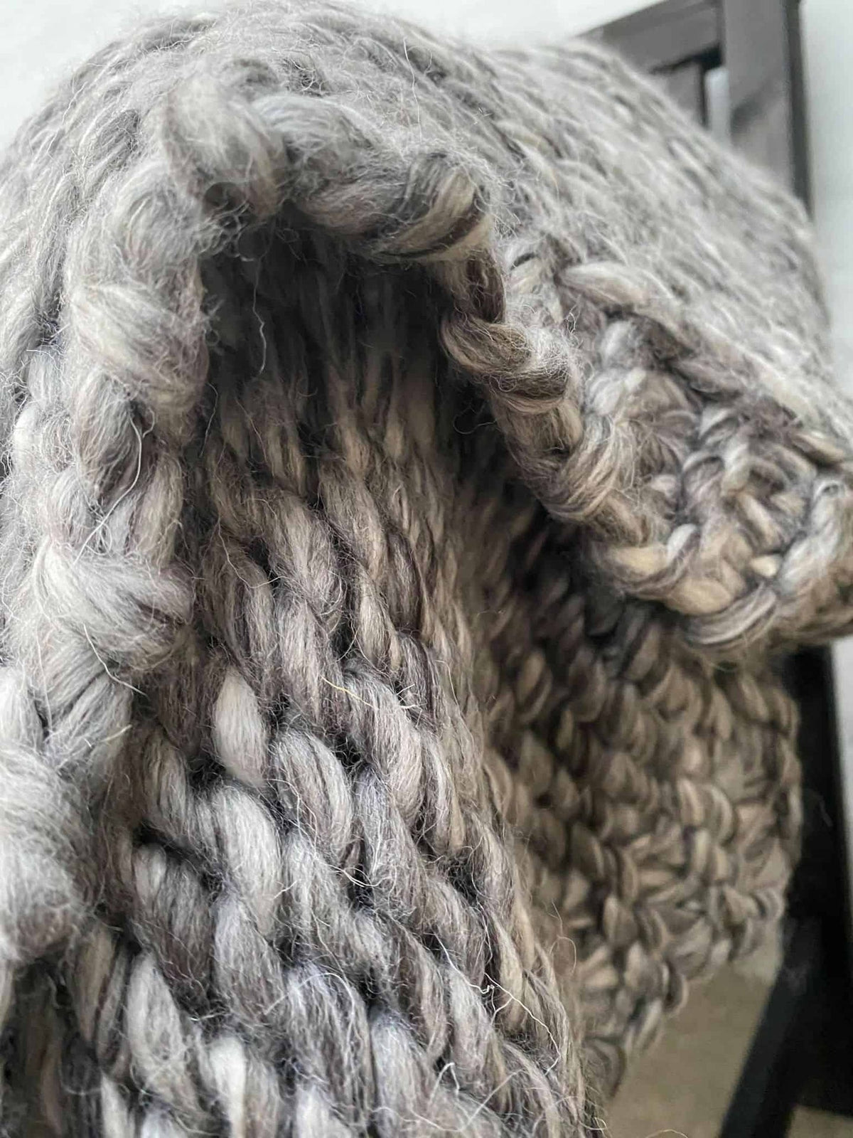Lækkert grov strikket plaid – Grå Mix - VIAMAJA.DK