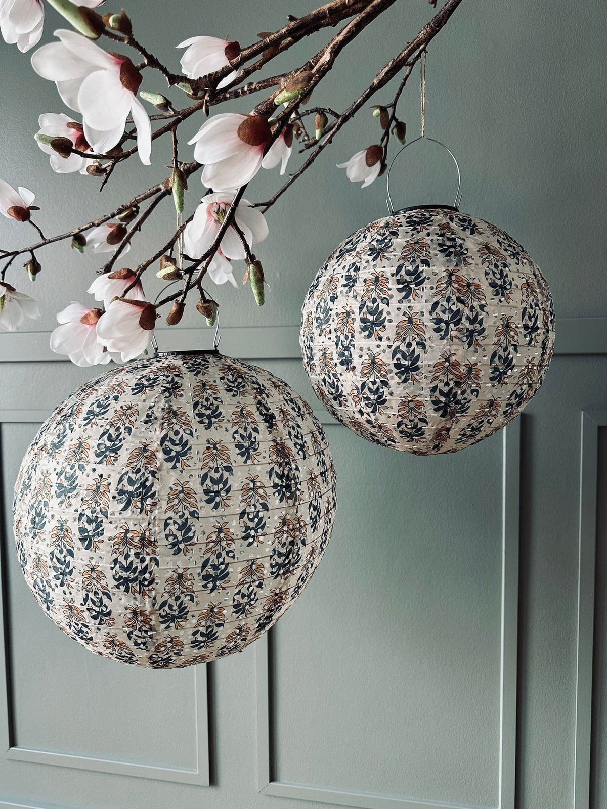 Lampe med solceller – Flower Beige dia 30cm - VIAMAJA.DK