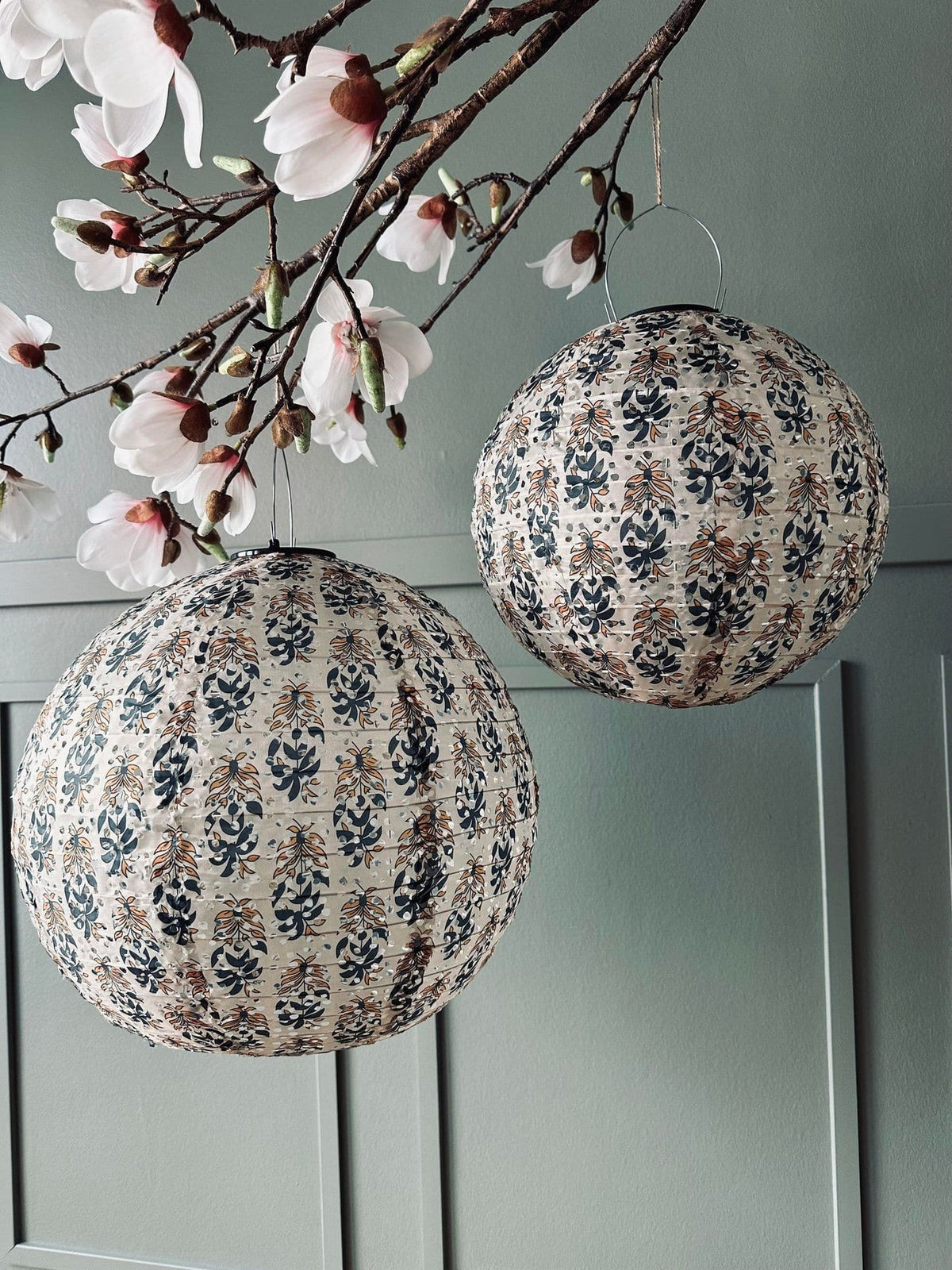 Lampe med solceller – Flower Beige dia 30cm - VIAMAJA.DK