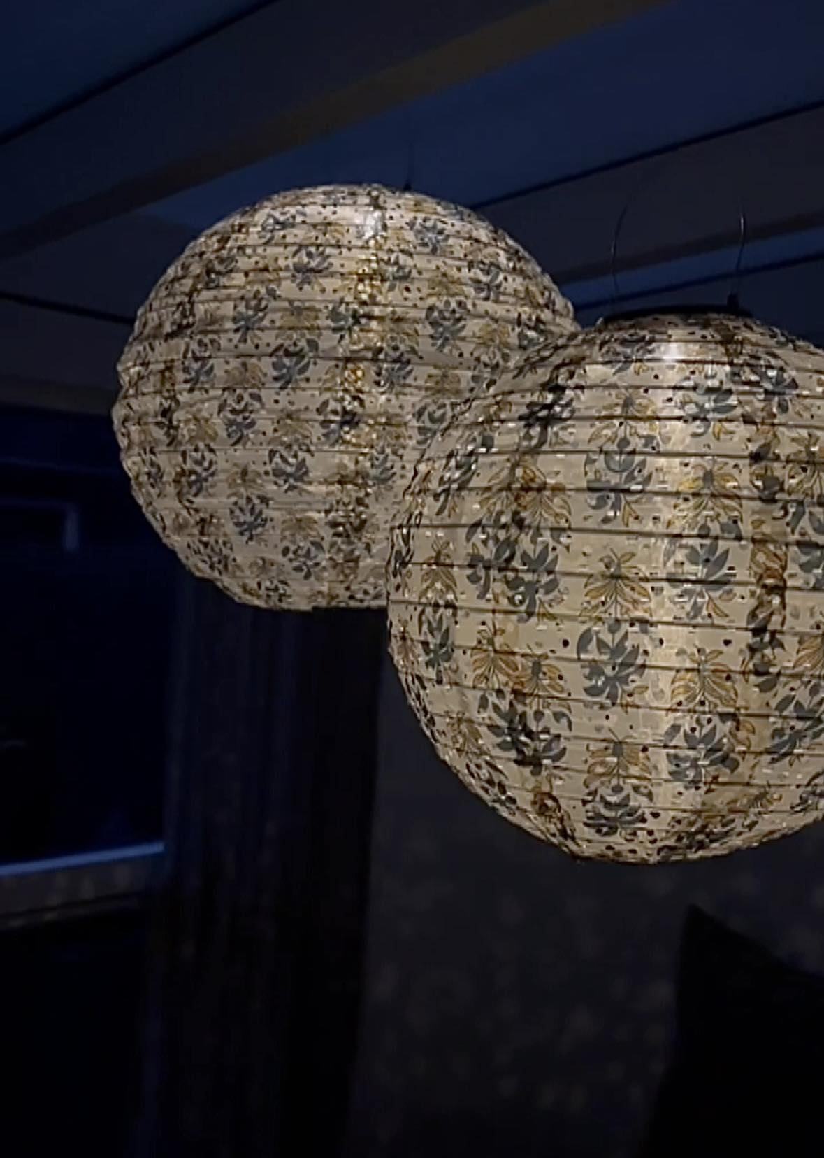 Lampe med solceller – Flower Beige dia 30cm - VIAMAJA.DK