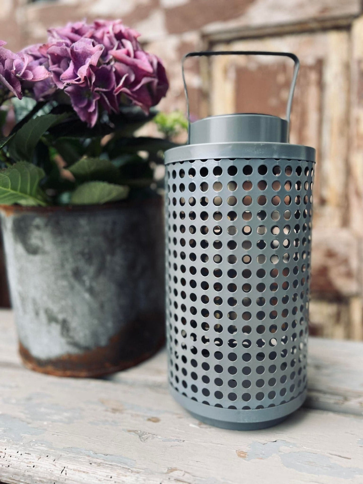 Lanterne med solceller - Grå metal mønster - VIAMAJA.DK