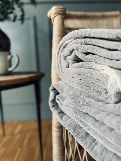 Plaid vævet med kork – Nature grey mix - VIAMAJA.DK