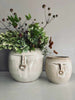 Ensemble de pots avec visages