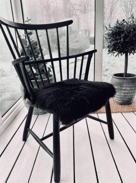 Sædeskind - lammeskind / Sort firkantet - VIAMAJA.DK