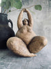 Divas assise en nuances brunes