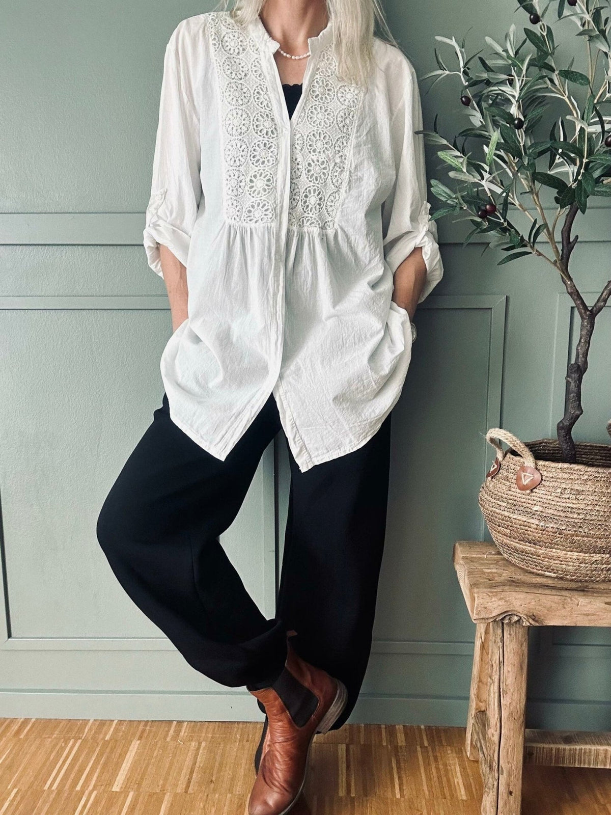 Skjorte Celina med broderi – White - VIAMAJA.DK