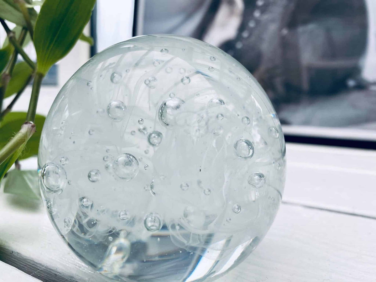 Smuk glaskugle i klar glas - Brevpresser - VIAMAJA.DK