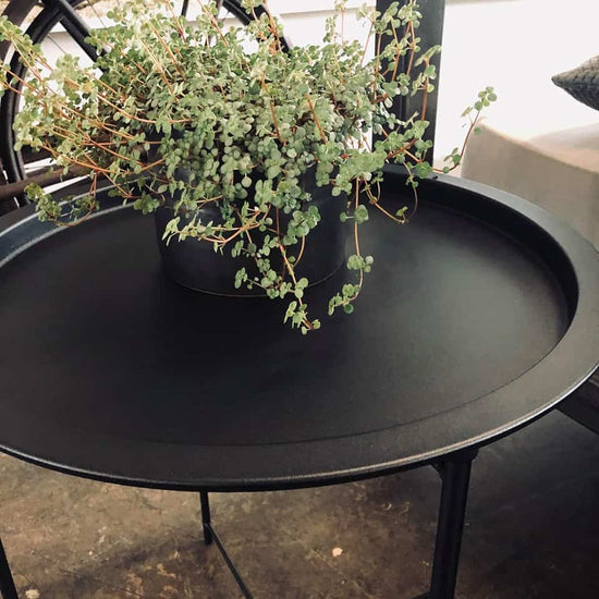 Stilrent bord i sort pulverlakeret metal  - VIAMAJA.DK