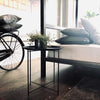 Table au design épuré en métal noir thermolaqué