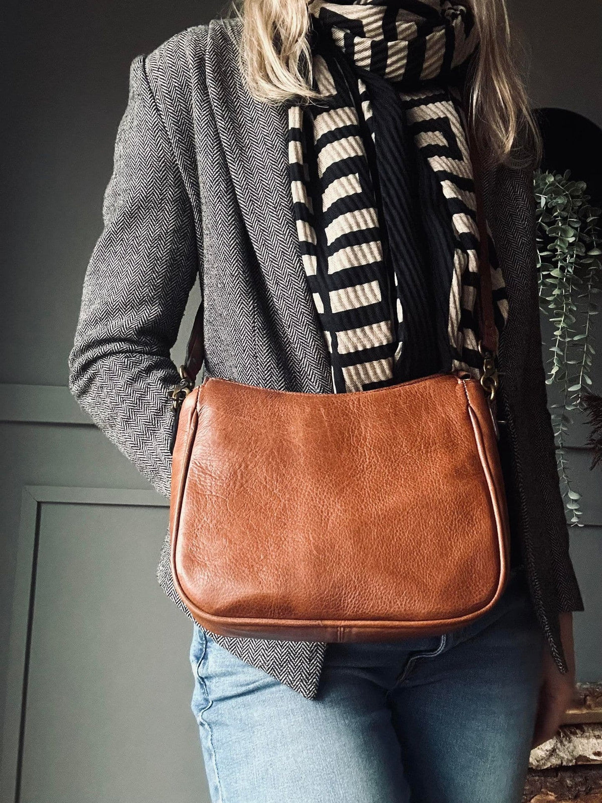 Taske Dicte walnut m. 2 taskeremme - VIAMAJA.DK