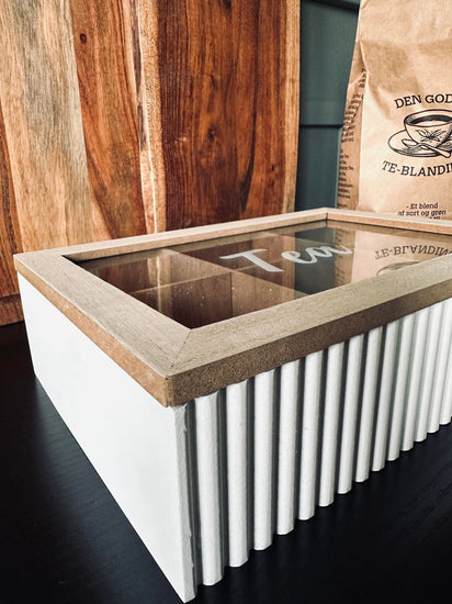 Tebox med skrift – Nordic white - VIAMAJA.DK