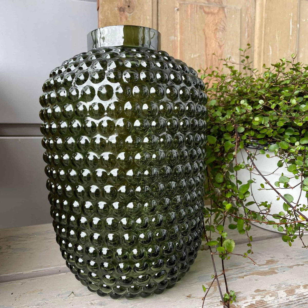 Vase med dots - flaskegrøn - VIAMAJA.DK