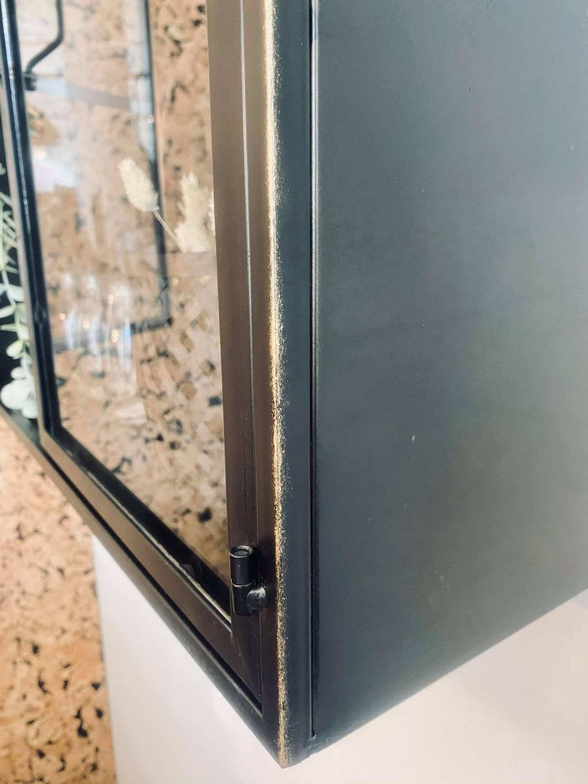 Vitrine - væghængt - Sort metal m dobbelt låge - VIAMAJA.DK